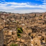 Vista panoramica della città italiana emergente, con architettura storica e paesaggi suggestivi.