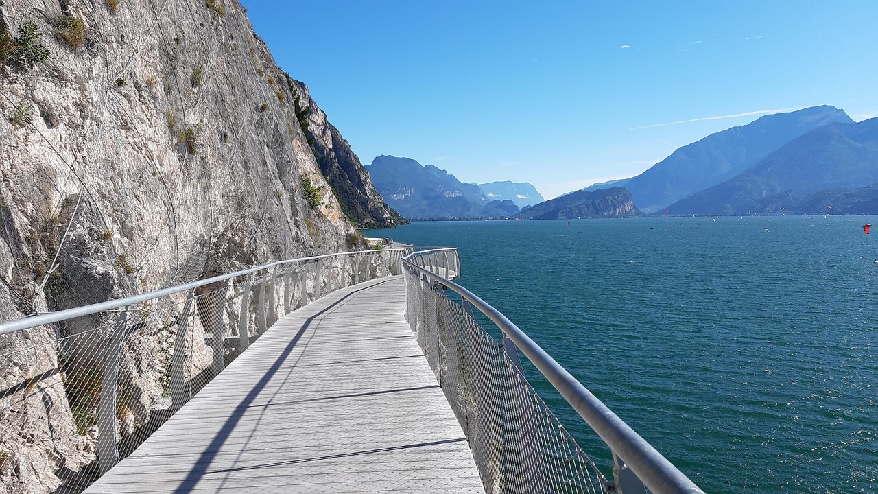 Ciclabile sospesa con vista panoramica sul lago di Garda, ideale per una passeggiata emozionante.