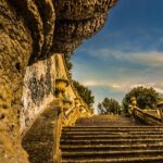 Giardino nascosto a Roma, con fiori colorati e alberi secolari.
