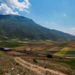 Panorama di un paese pittoresco, con case colorate e paesaggi mozzafiato, simile a un dipinto vivente.
