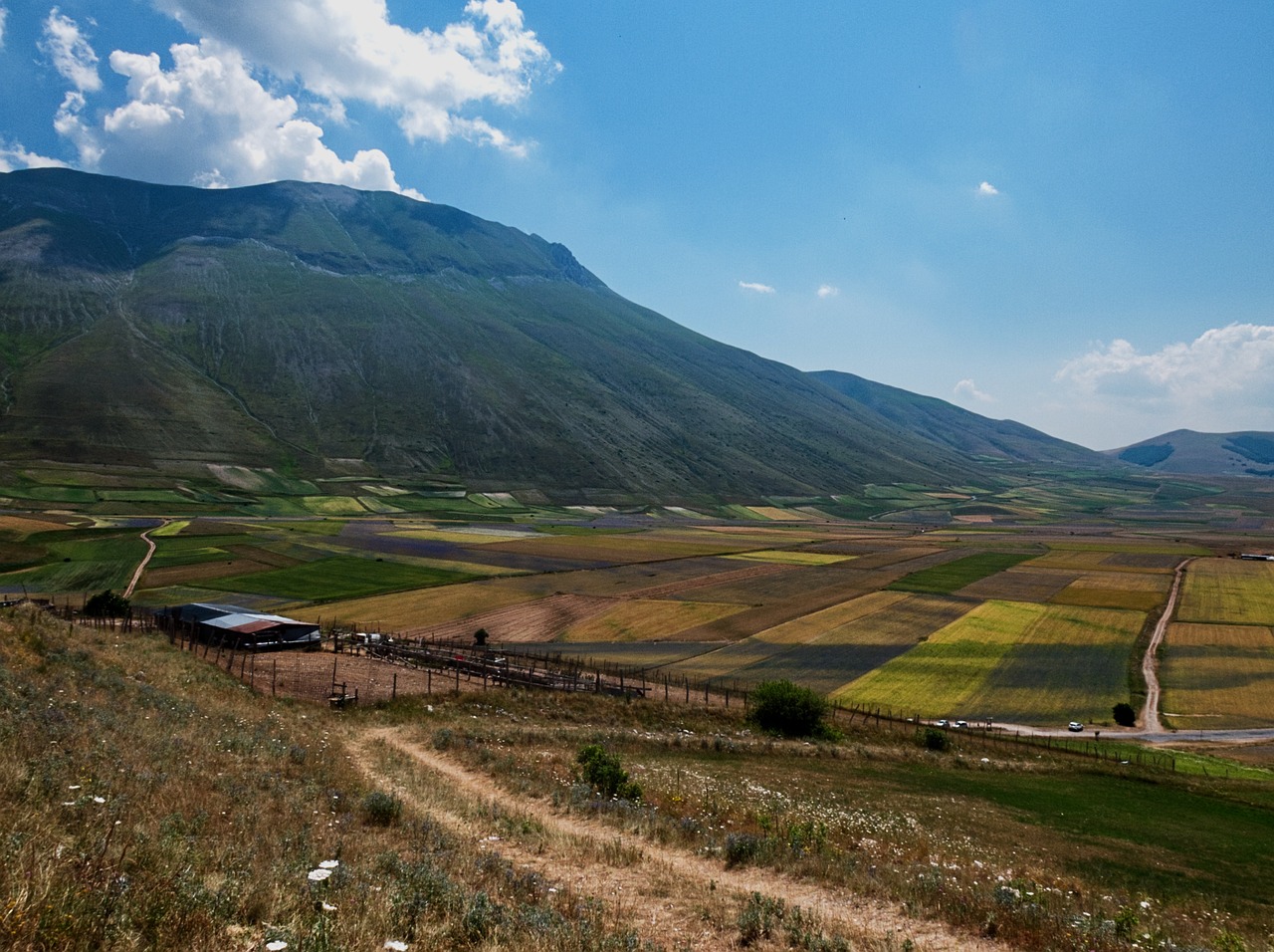 Panorama di un paese pittoresco, con case colorate e paesaggi mozzafiato, simile a un dipinto vivente.