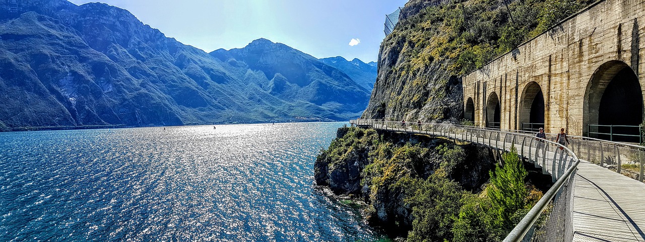 Lago di Garda con acque turchesi, vista panoramica in un giorno di sole.