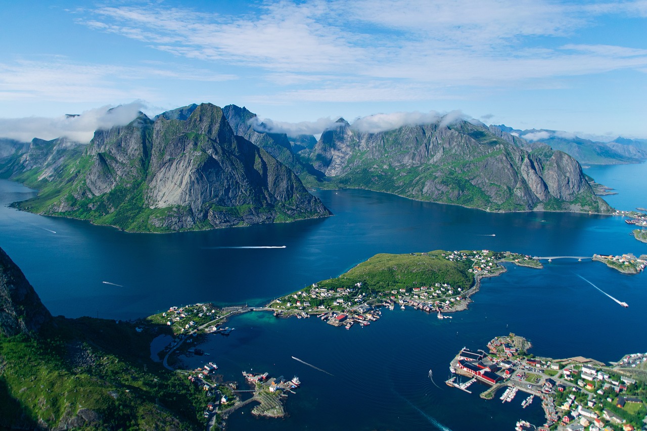Panorama mozzafiato dei fiordi norvegesi, con montagne e acque cristalline.