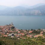 Vista panoramica del castello di Malcesine sul lago di Garda, ideale per matrimoni romantici.