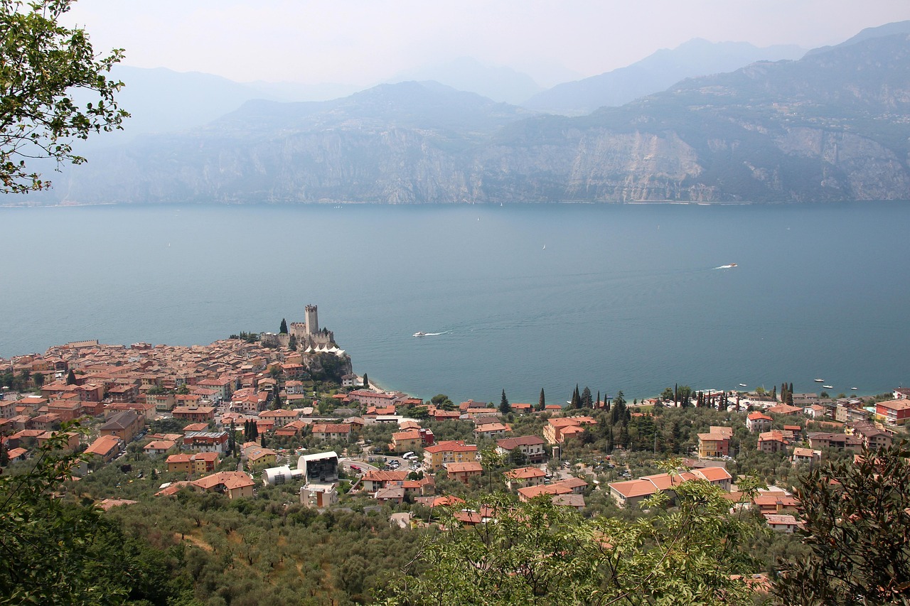 Vista panoramica del castello di Malcesine sul lago di Garda, ideale per matrimoni romantici.