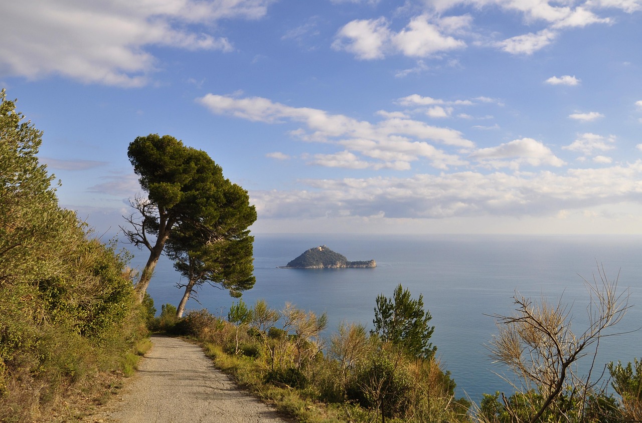 Scorcio romantico di una località ligure con stradine acciottolate e fiori colorati.