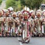 Festa popolare in Calabria con turisti e tradizioni locali vivaci.