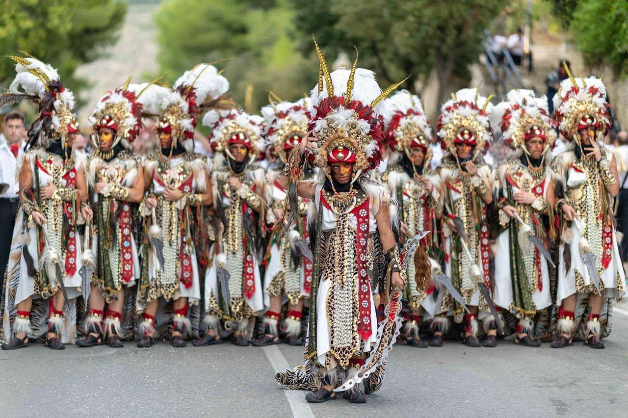 Festa popolare in Calabria con turisti e tradizioni locali vivaci.