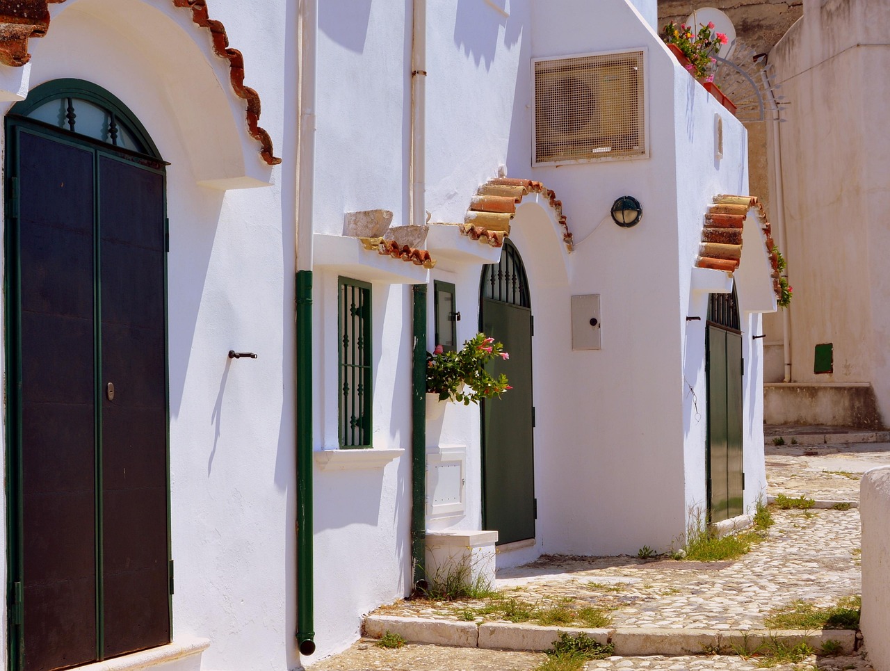 Vista panoramica del borgo nascosto in Portogallo, con stradine acciottolate e case colorate.