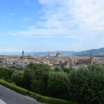 Giardino segreto di Firenze, ideale per un picnic, con prato verde e alberi in un'atmosfera tranquilla.