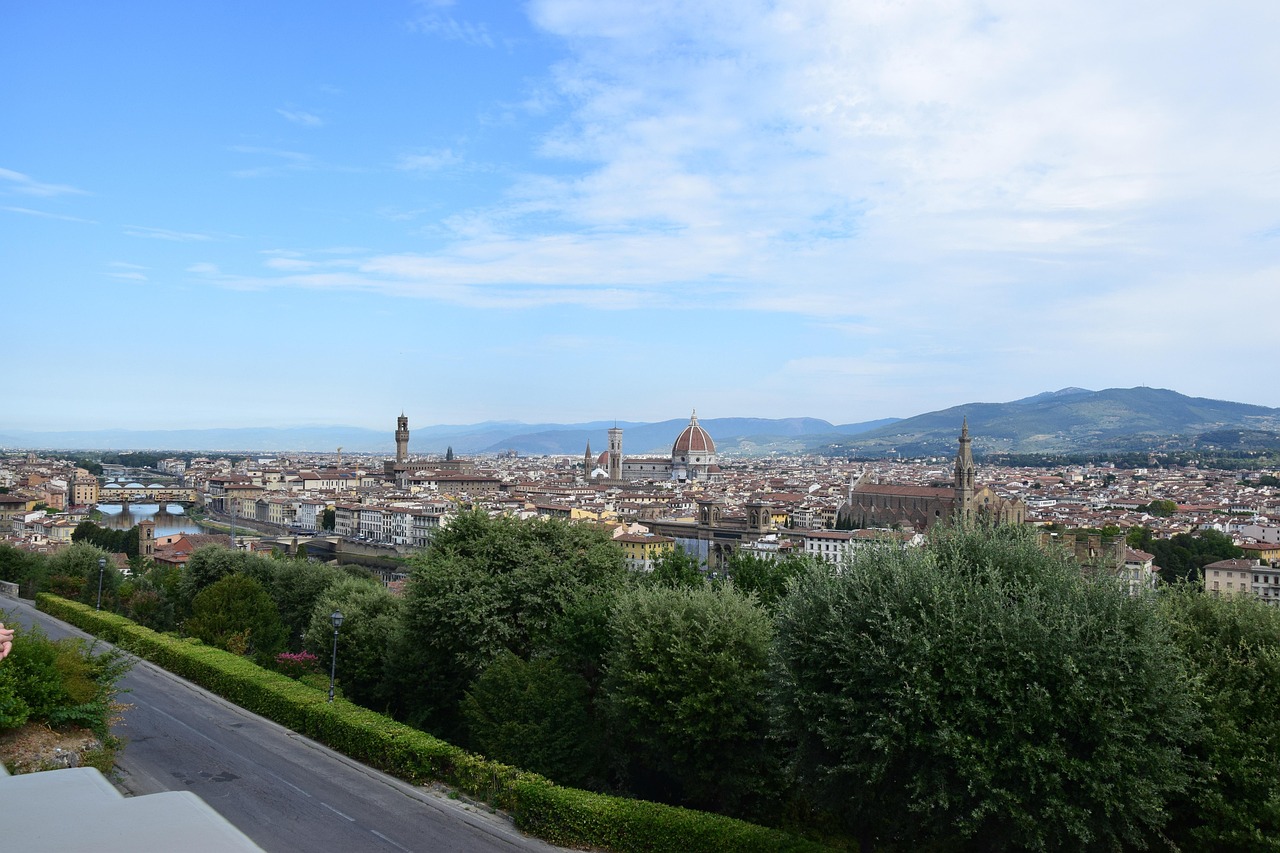 Giardino segreto di Firenze, ideale per un picnic, con prato verde e alberi in un'atmosfera tranquilla.
