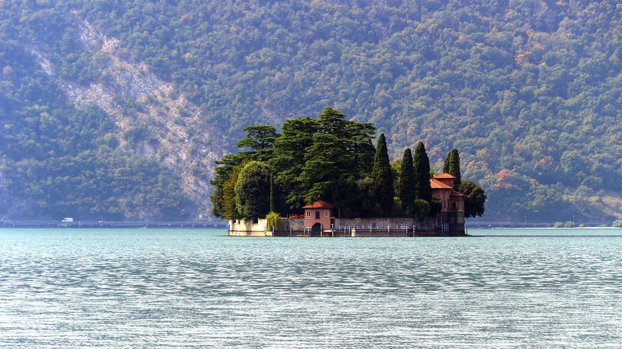 Vista panoramica di una tranquilla località italiana immersa nel silenzio e nella natura.