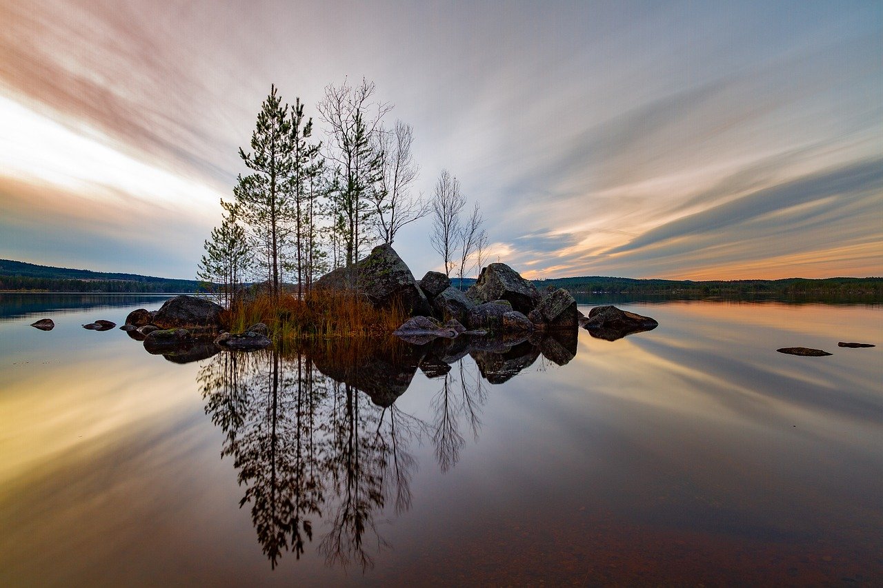 Paesaggio naturale finlandese con foreste verdi e laghi cristallini, simbolo delle meraviglie della Finlandia.