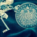 Immagine che illustra i costi nascosti della successione, con documenti legali e calcolatrice sul tavolo.