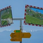 Vetrate dei palazzi che riflettono la valle nel suggestivo paese degli specchi.