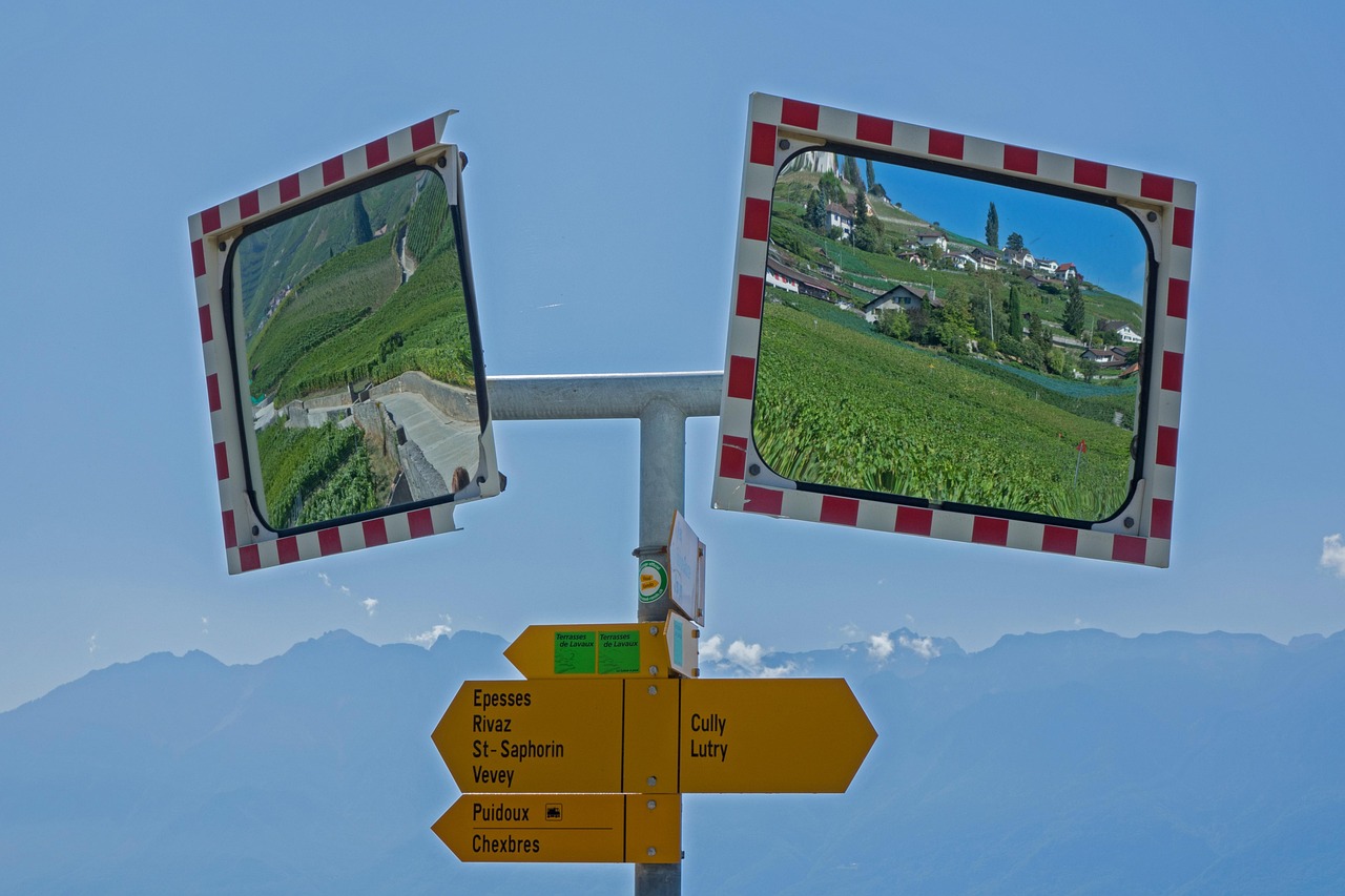 Vetrate dei palazzi che riflettono la valle nel suggestivo paese degli specchi.