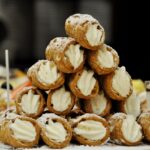Delizioso cannolo siciliano servito al ristorante di Palermo, con crema di ricotta e granella di pistacchio.