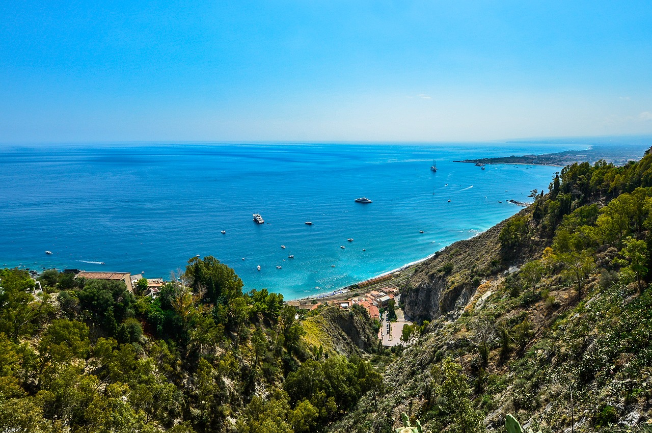 Spiaggia paradisiaca in Campania con acque cristalline e piatti tipici locali in evidenza.