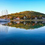 Panorama di una tranquilla località costiera croata, con acque cristalline e natura incontaminata.