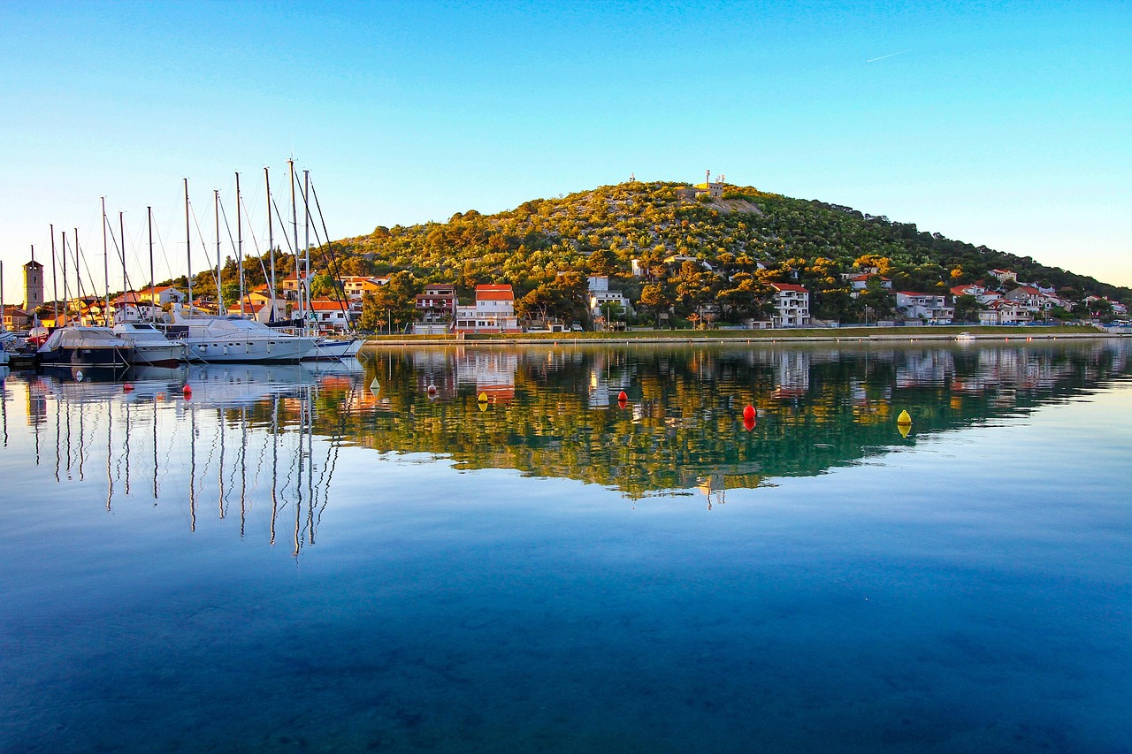 Panorama di una tranquilla località costiera croata, con acque cristalline e natura incontaminata.