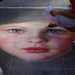 Artisti di strada si esibiscono nella vivace piazza di Firenze, circondati da turisti e storici edifici.