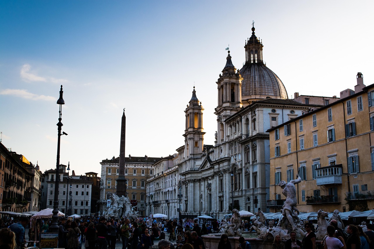 Piazza Navona a Roma, vista panoramica con fontane e turisti che si godono l'atmosfera vivace.