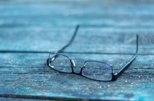 Immagine di occhiali da vista con etichetta "Bonus Occhiali e Vista" e informazioni sulla detrazione fiscale.