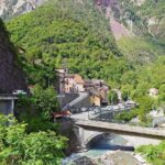 Panorama del suggestivo paesino italiano, immerso nella natura e caratterizzato da antichi edifici storici.