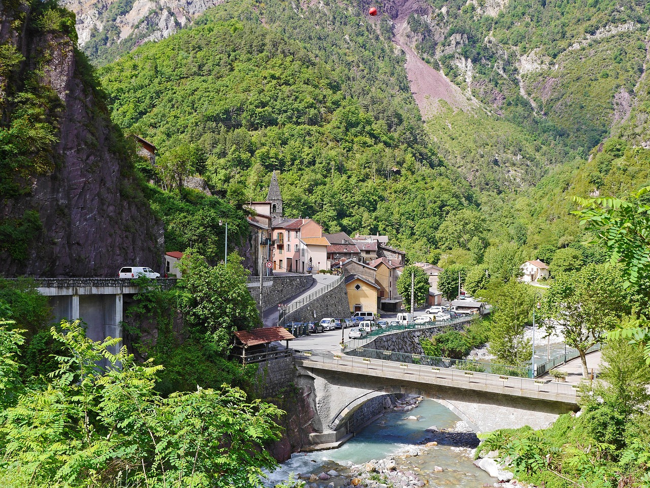 Panorama del suggestivo paesino italiano, immerso nella natura e caratterizzato da antichi edifici storici.