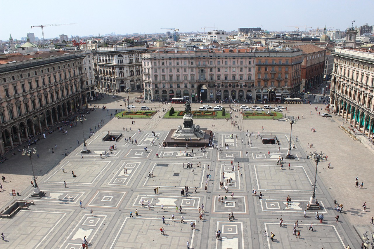 Piazza di Milano affollata, con persone che gustano aperitivi in un'atmosfera vivace e colorata.