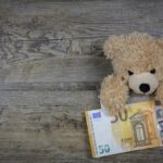 Genitori che discutono donazioni ai figli per l'acquisto di una casa senza notarili.