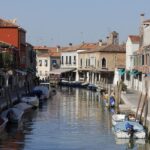 Borgo veneto con case storiche, strade acciottolate e atmosfera suggestiva, simbolo di leggende locali.