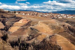Panorama mozzafiato del paese piemontese tra colline verdi e cieli sereni.