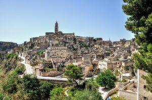 Vista panoramica dei Sassi di Matera, simbolo di bellezza storica e attrazione turistica nel 2023.