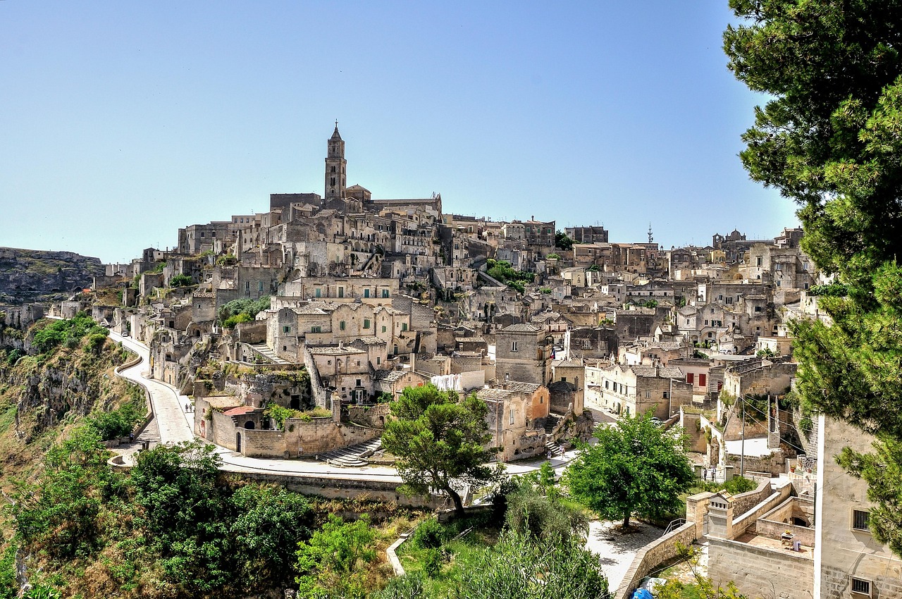 Vista panoramica dei Sassi di Matera, simbolo di bellezza storica e attrazione turistica nel 2023.