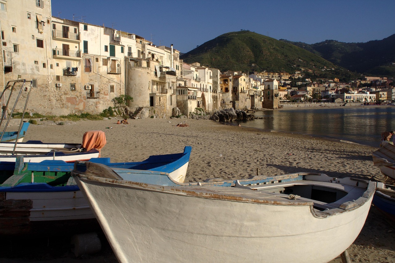 Vista panoramica del borgo marittimo calabrese, con spiagge tranquille e case colorate affacciate sul mare.