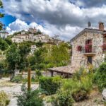 Borgo in Abruzzo circondato da natura rigogliosa e paesaggi mozzafiato.