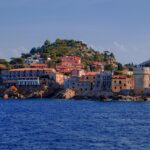 Vista panoramica delle splendide isole minori toscane, con acque cristalline e paesaggi mozzafiato.