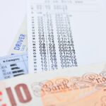 Immagine di un'auto con un cartello che indica esenzione bollo per over 70 nel 2026.