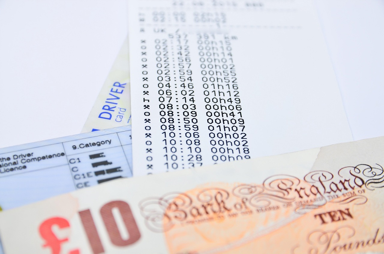 Immagine di un'auto con un cartello che indica esenzione bollo per over 70 nel 2026.