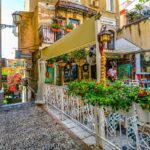 Patio fiorito nel quartiere italiano che ricorda l'Andalusia, con colori vivaci e atmosfere suggestive.
