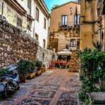 Borgo campano con piatti tipici locali serviti in un ristorante caratteristico.