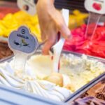 Gelato artigianale in un negozio veneto, preparato secondo ricette tradizionali.