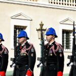 Maresciallo dei carabinieri in uniforme, simbolo delle forze dell'ordine in Italia.