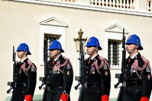 Maresciallo dei carabinieri in uniforme, simbolo della forza e della sicurezza in Italia.