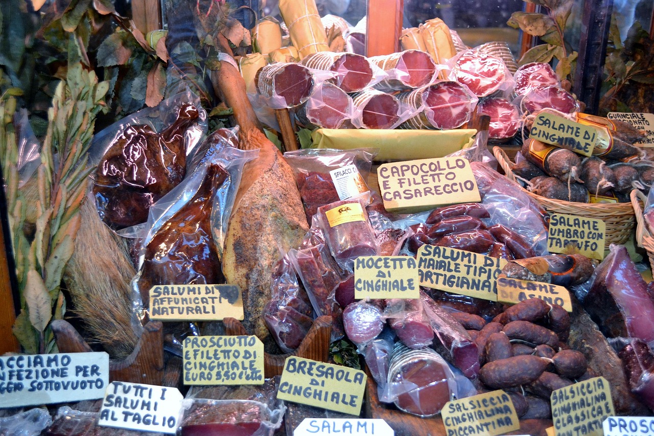 Mercato rionale di Roma con banchi di frutta e verdura fresca, colori vivaci e prodotti locali.