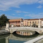 Vista dei canali e dei palazzi storici di Treviso, evocando la Piccola Pietroburgo italiana.