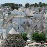 Trulli caratteristici immersi nella valle, con paesaggi verdi e meno affollati rispetto ad Alberobello.