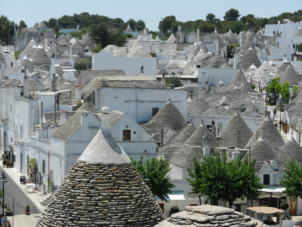 Trulli caratteristici immersi nella valle, con paesaggi verdi e meno affollati rispetto ad Alberobello.