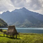 Lago italiano con panorami mozzafiato, ideale per fotografi e naturalisti.